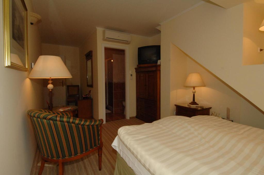 Hotel Romantik Eger Phòng bức ảnh