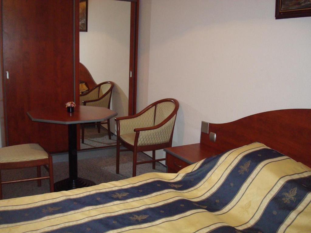 Hotel Romantik Eger Phòng bức ảnh