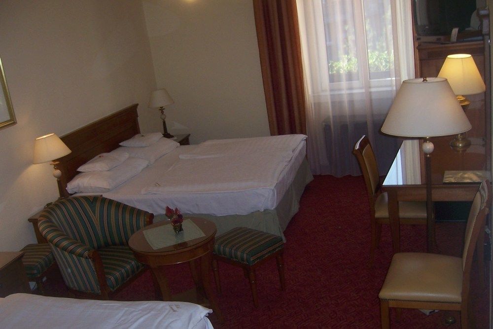 Hotel Romantik Eger Ngoại thất bức ảnh