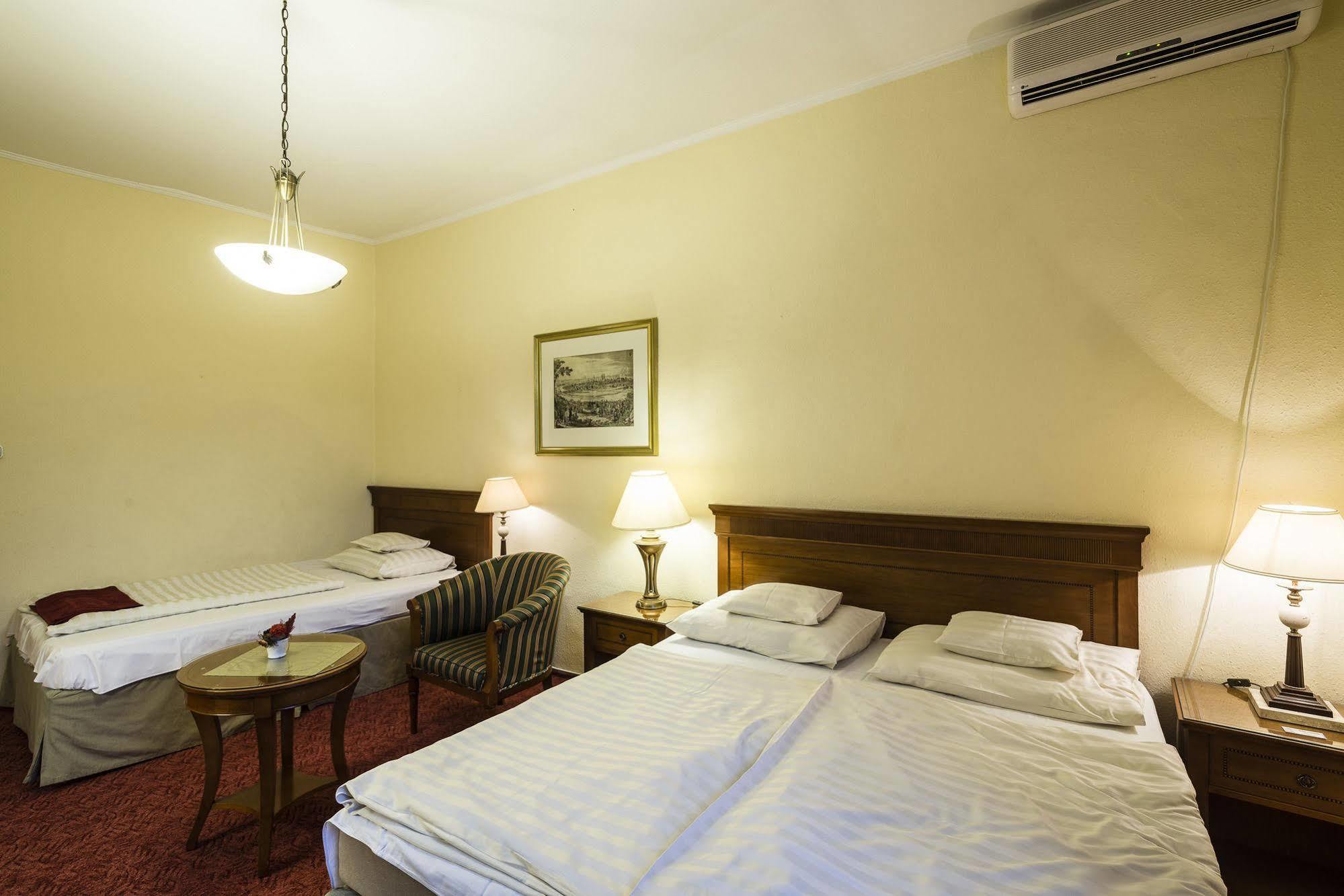 Hotel Romantik Eger Ngoại thất bức ảnh