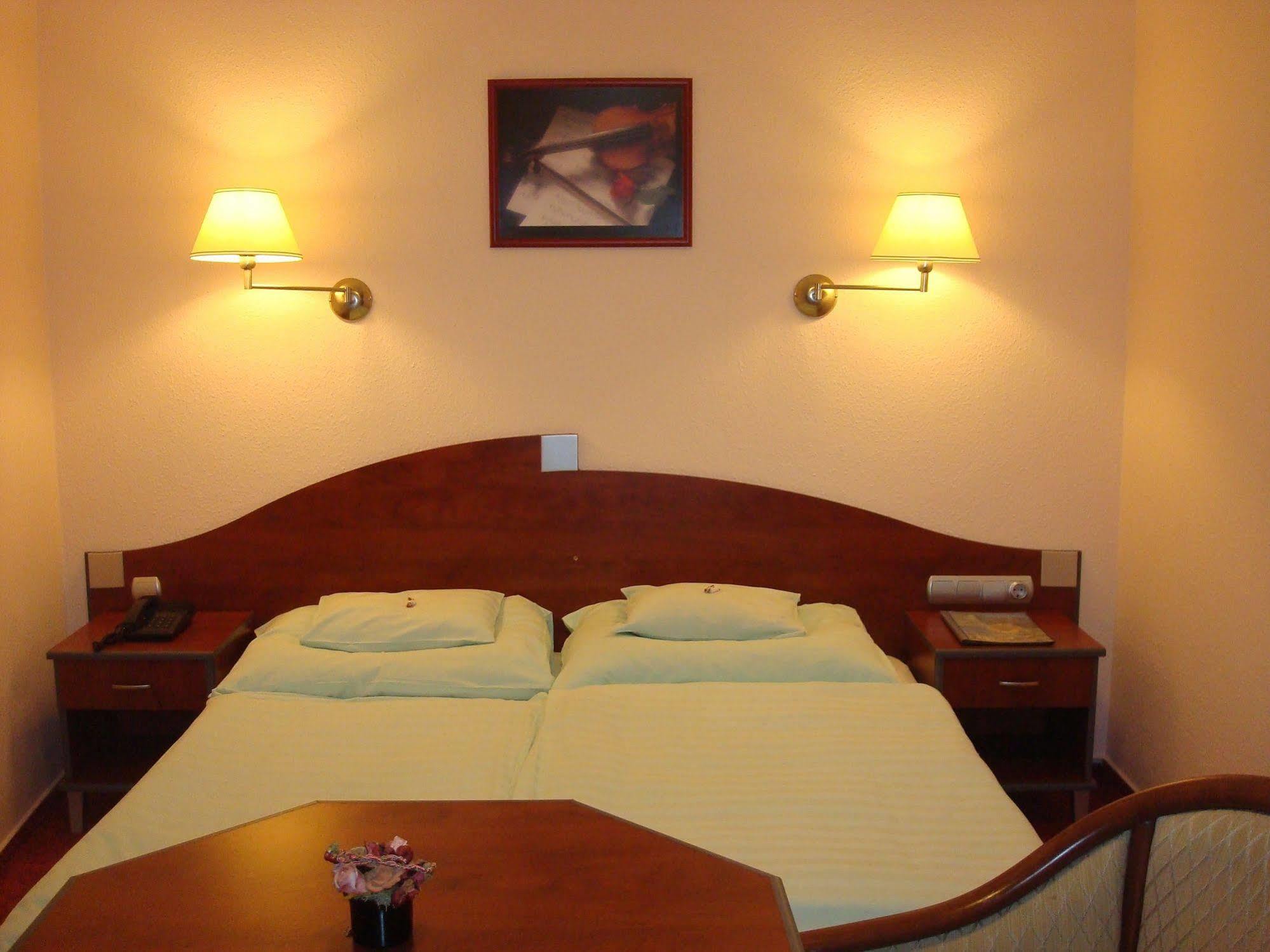 Hotel Romantik Eger Ngoại thất bức ảnh