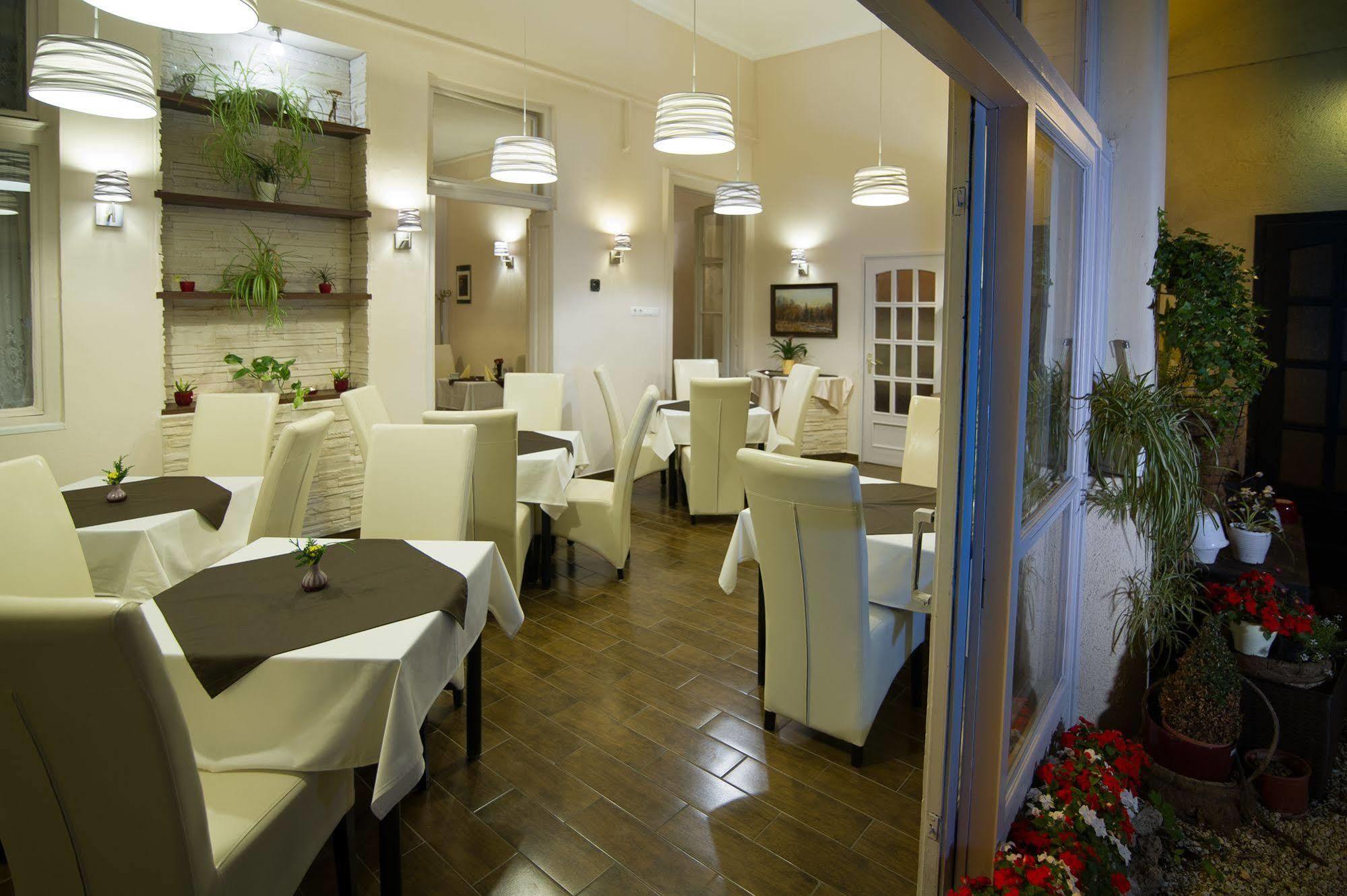 Hotel Romantik Eger Ngoại thất bức ảnh
