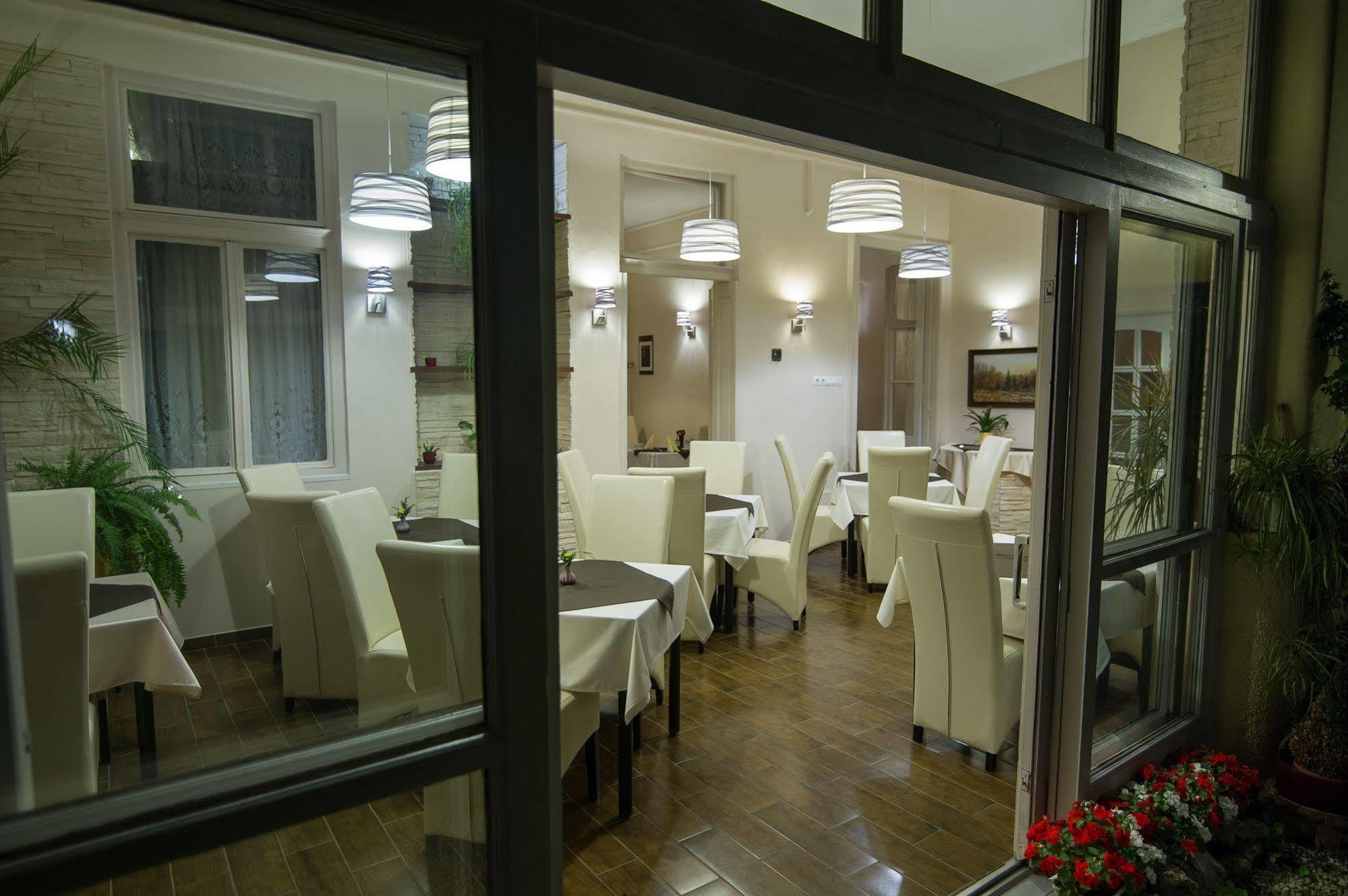 Hotel Romantik Eger Ngoại thất bức ảnh